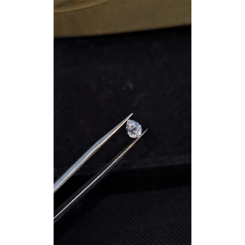 berlian 0,52ct. pear cut  dan 0,66ct setiga
