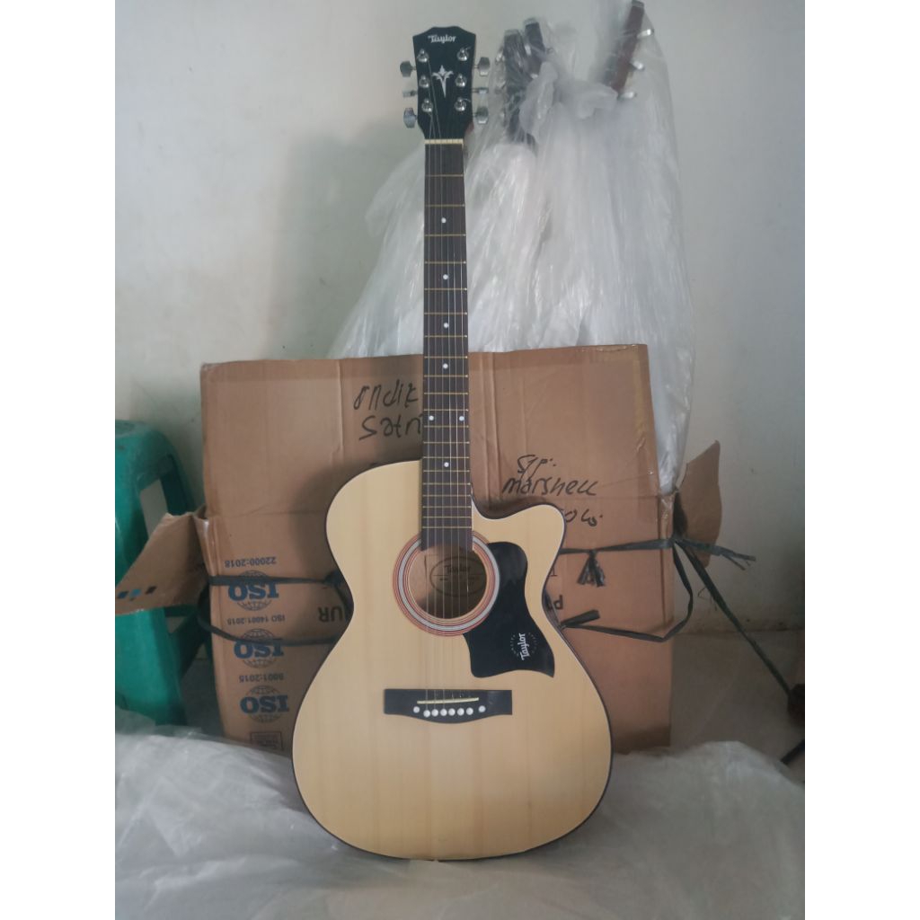 Gitar Taylor Akustik