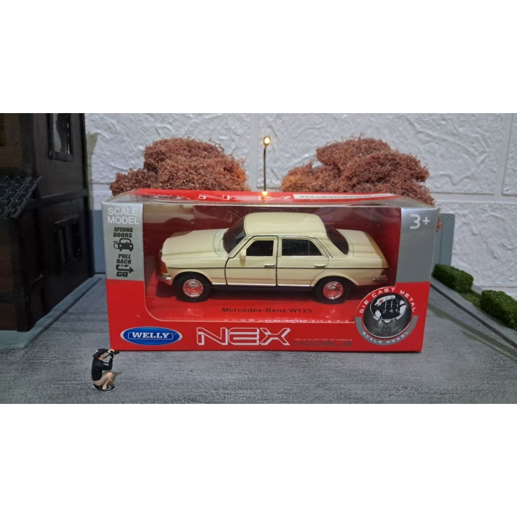 Mercedes-Benz W123 1/36 Welly