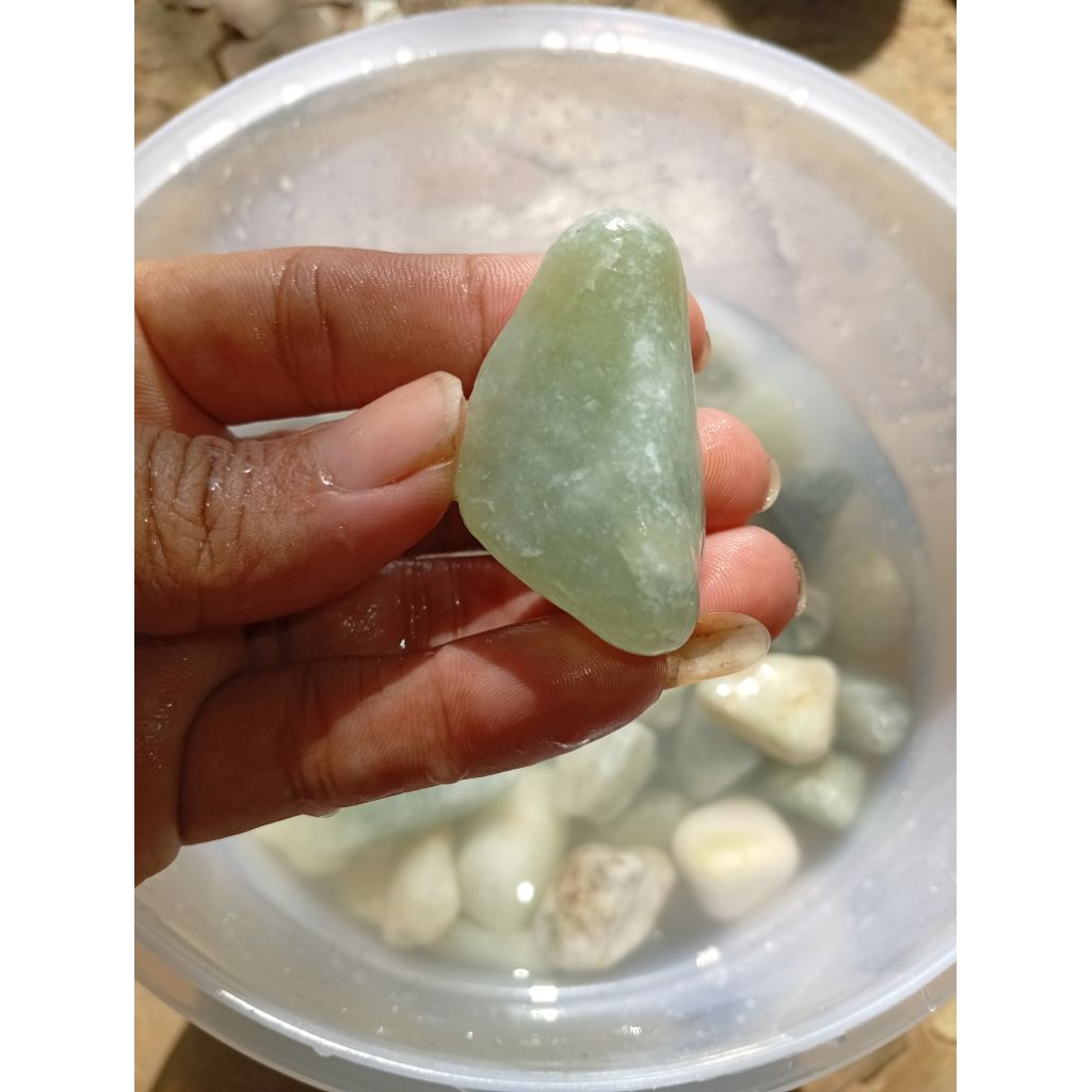 batu giok hijau lumut