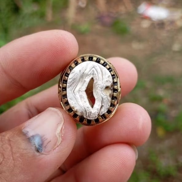 Natural cincin combong sakral