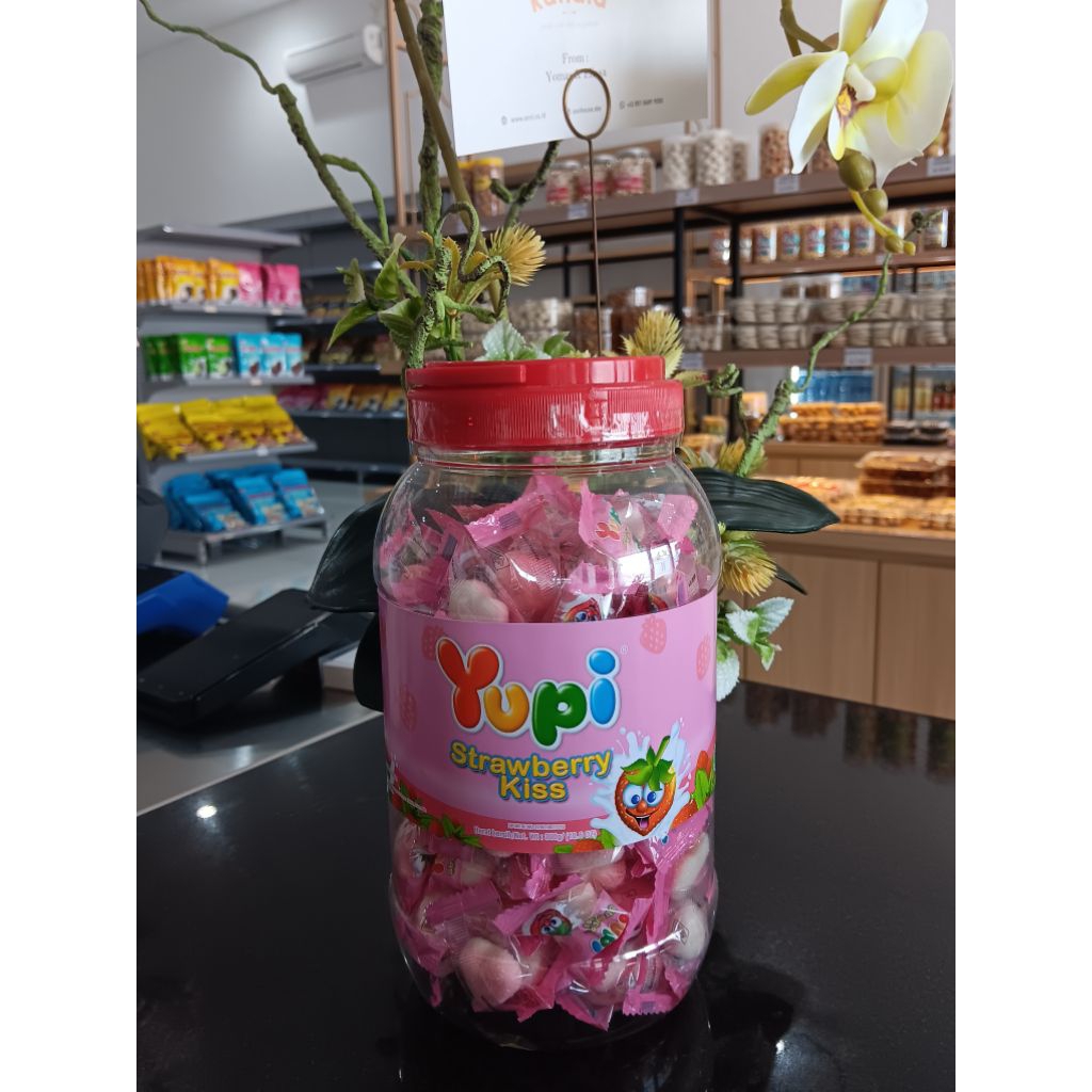 

Yupi Strawberry Kiss Jar