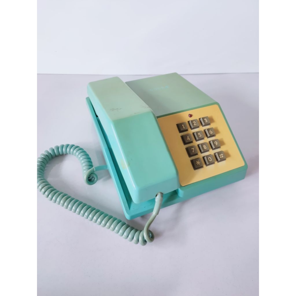 koleksi vintage display retro klasik dekorasi pajangan antik telpon jadul teleponlawas telenica