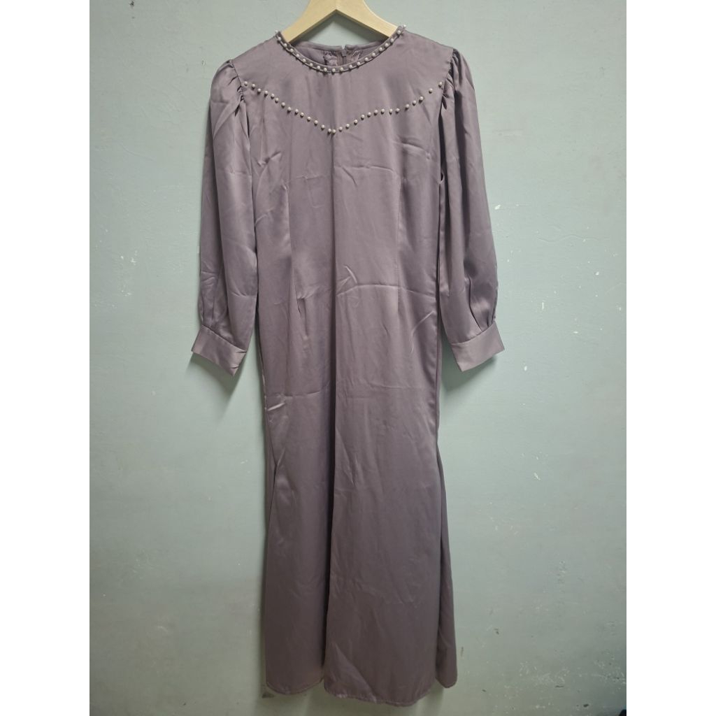 Dress kondangan bahan satin model duyung
