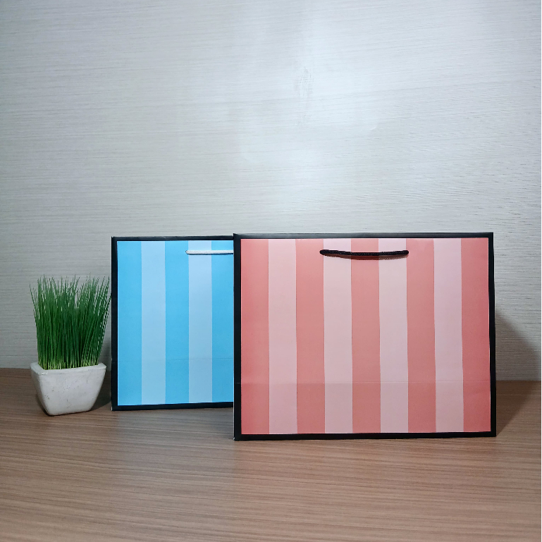 

Paperbag Stripe Blue & Pink Ukuran 32,5 x 25 x 14 cm.