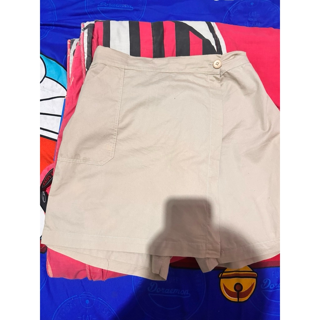 rok celana warna cream