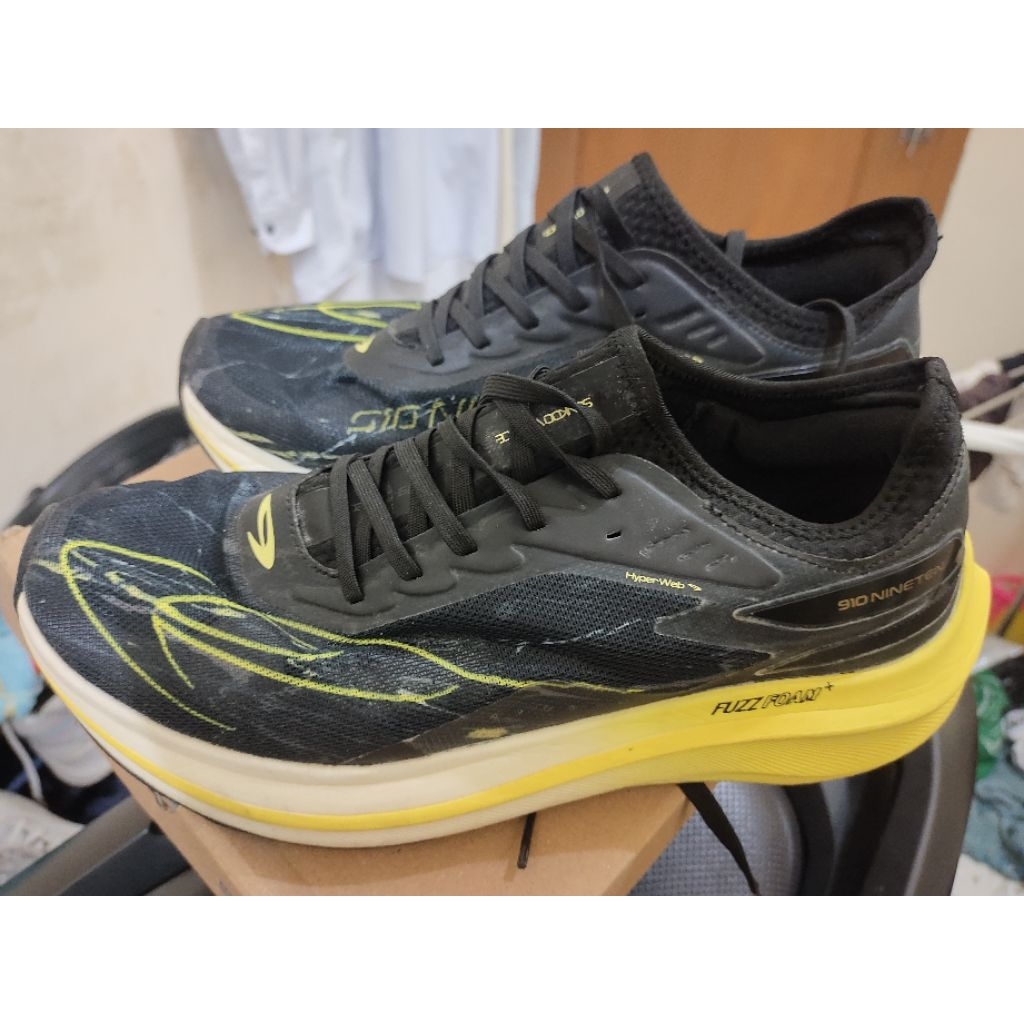 Preloved sepatu running Nineten 910