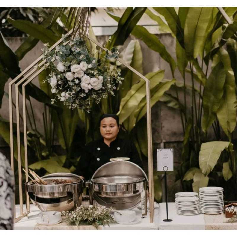 STANDING SEGITIGA GUBUKAN PRASMANAN DEKORASI 01