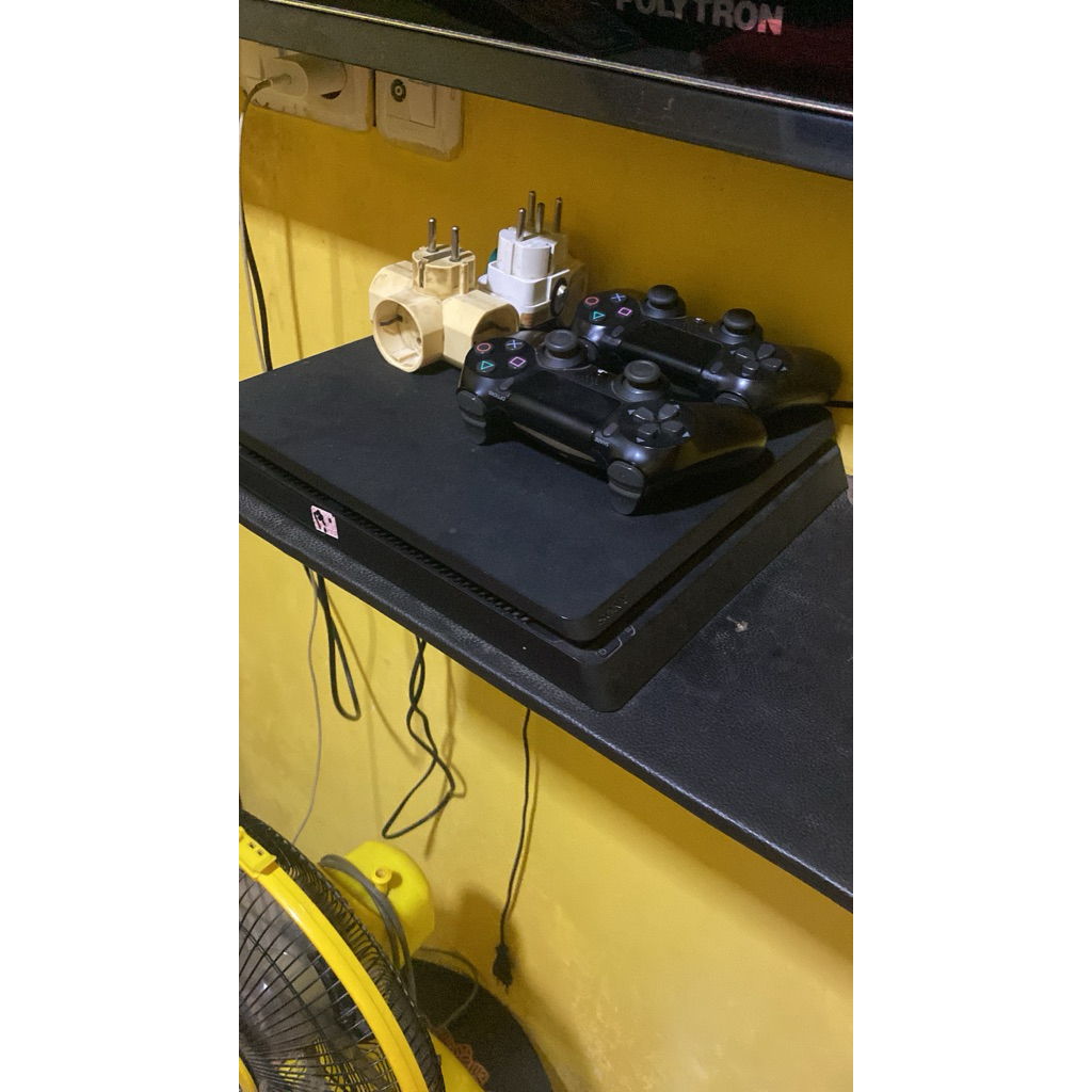 PS 4 slim hen 9, 1 TB