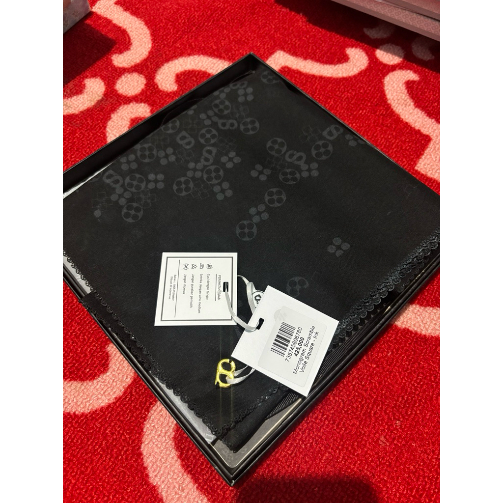 Buttonscarves Mono Scramble, Parfum Colmar