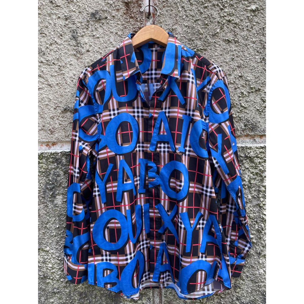 Kemeja pria cowok motif kotak kotak burberry biru elektrik tulisan huruf premium preloved pribadi mu