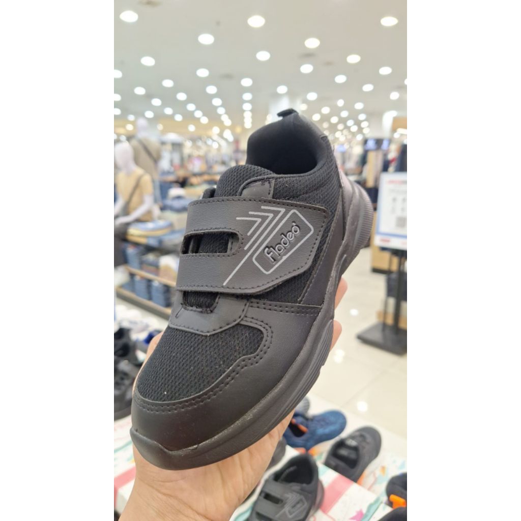 Sepatu sekolah anak brand FLADEO hitam polos (29-33)