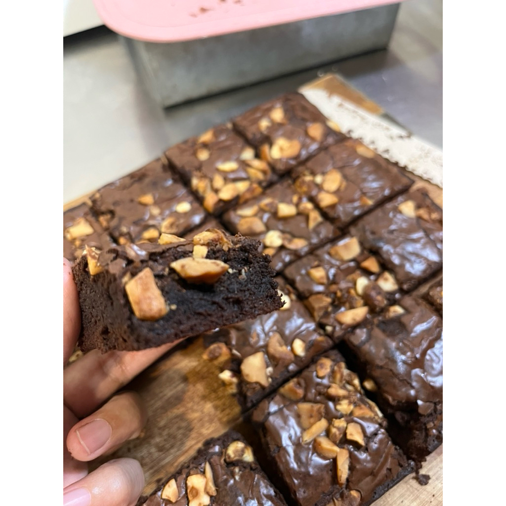 

Brownies fudgy lumer lembab ukuran 20 x 20 topping almond