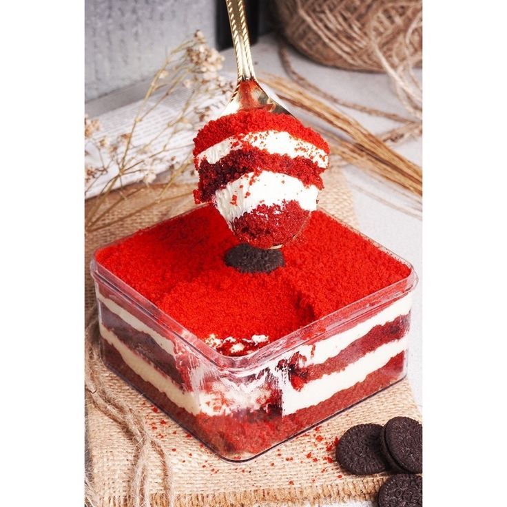 

Brownies red velvet moist dalam cup dengan topping krim lumer.