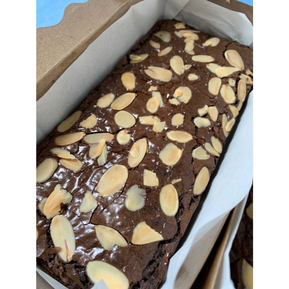 

Brownies coklat panggang dengan topping kacang sangrai renyah, Manis & gurih.