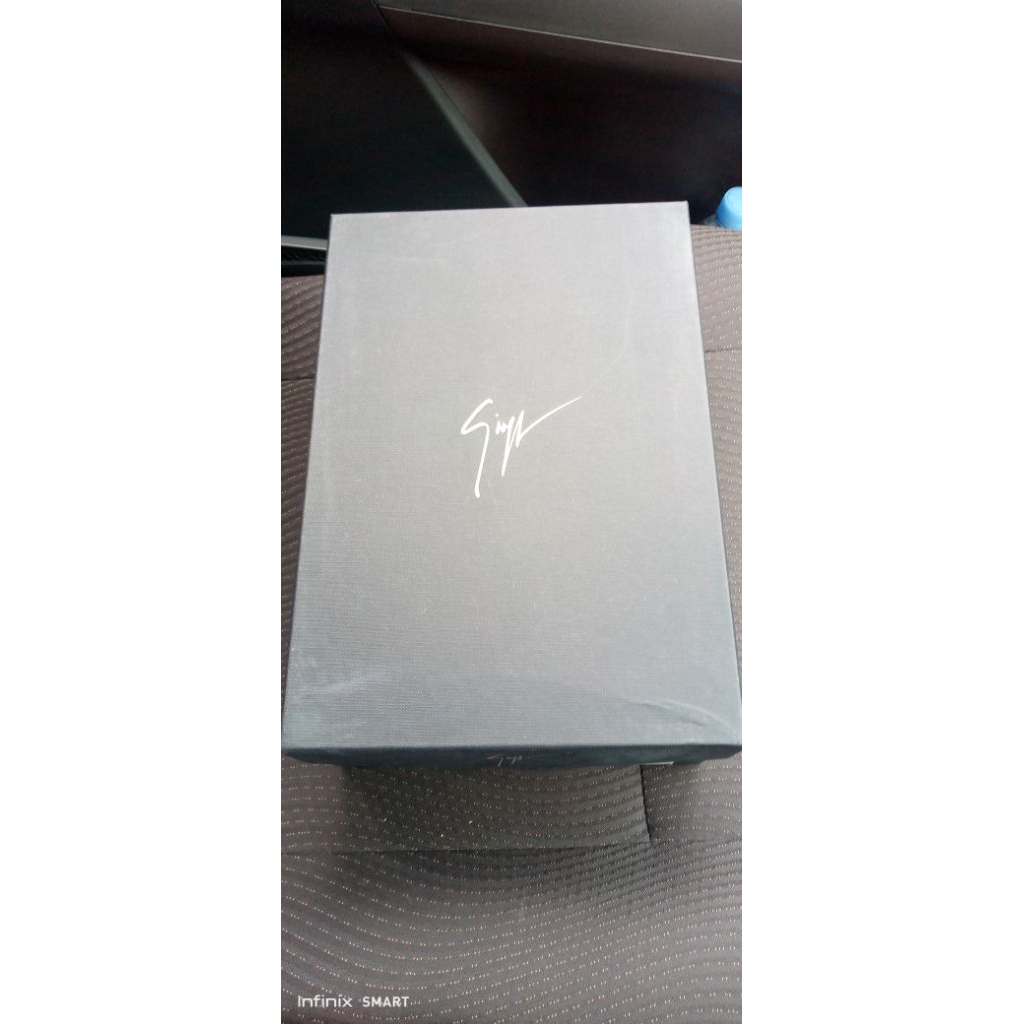 Kotak sepatu dust guiseppe Zanotti