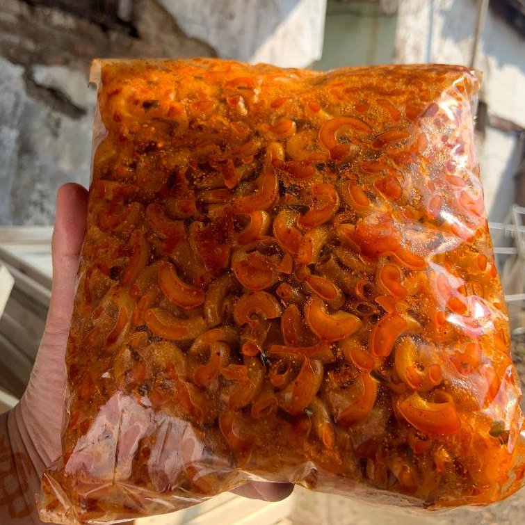 

MAKARONI CIKRUH 1KG PEDAS GURIH DAUN JERUK - Ghila Snack