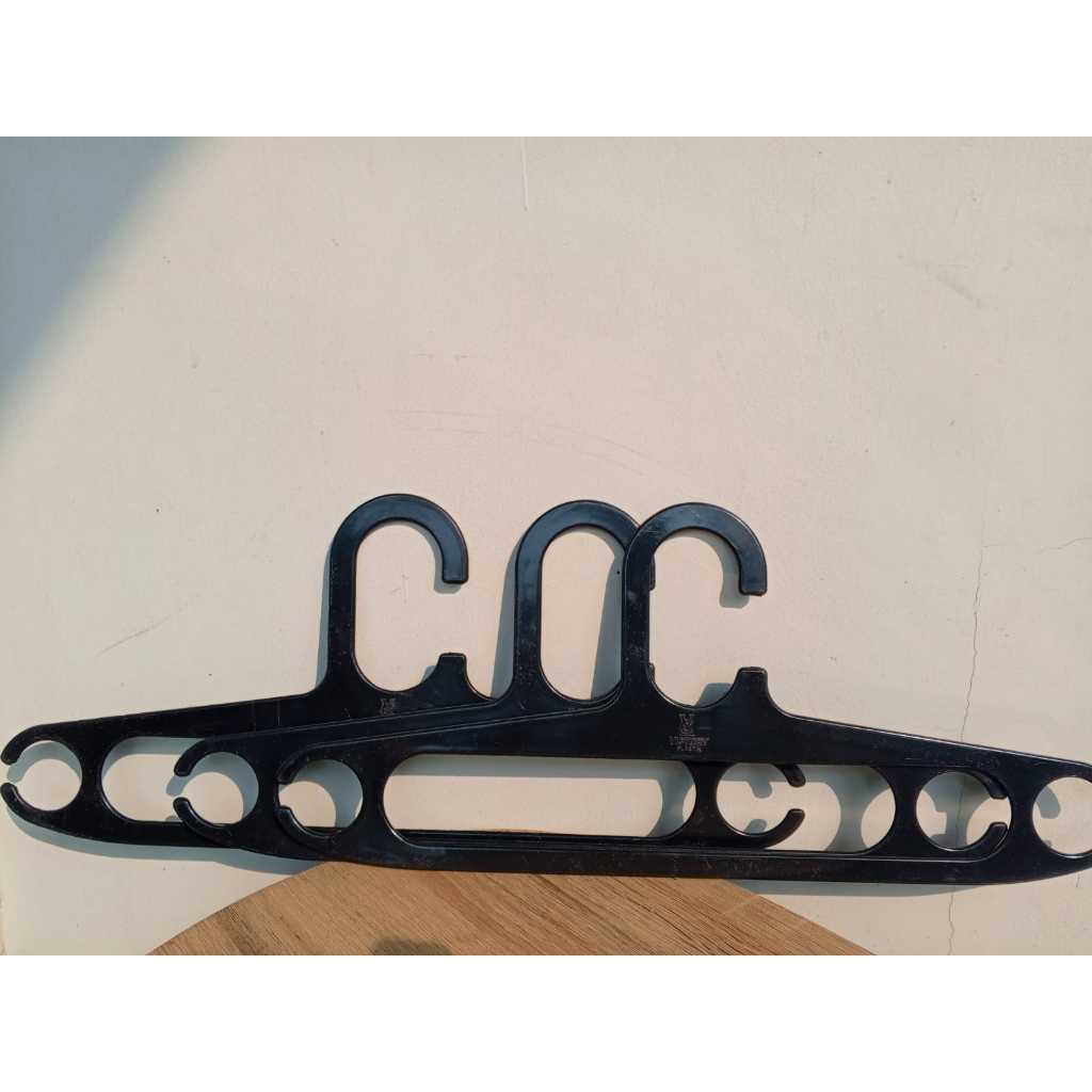 1 LUSIN HANGER / HANGER HITAM / GANTUNGAN BAJU HITAM TEBAL / GANTUNGAN BAJU HITAM POLOS / GANTUNGAN 