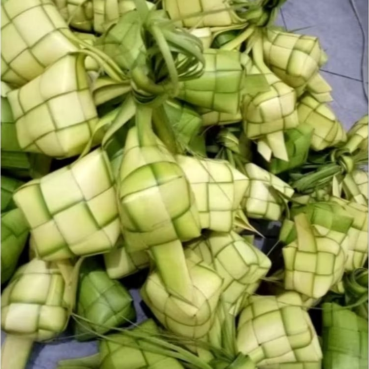 

Ketupat Kosong Per 1 Ikat isi 10/Kulit Janur Ketupat Kosong Sudah Dibentuk Tanpa Isi/Ketupat Lebaran Sudah Dibentuk Kosongan Tanpa isi