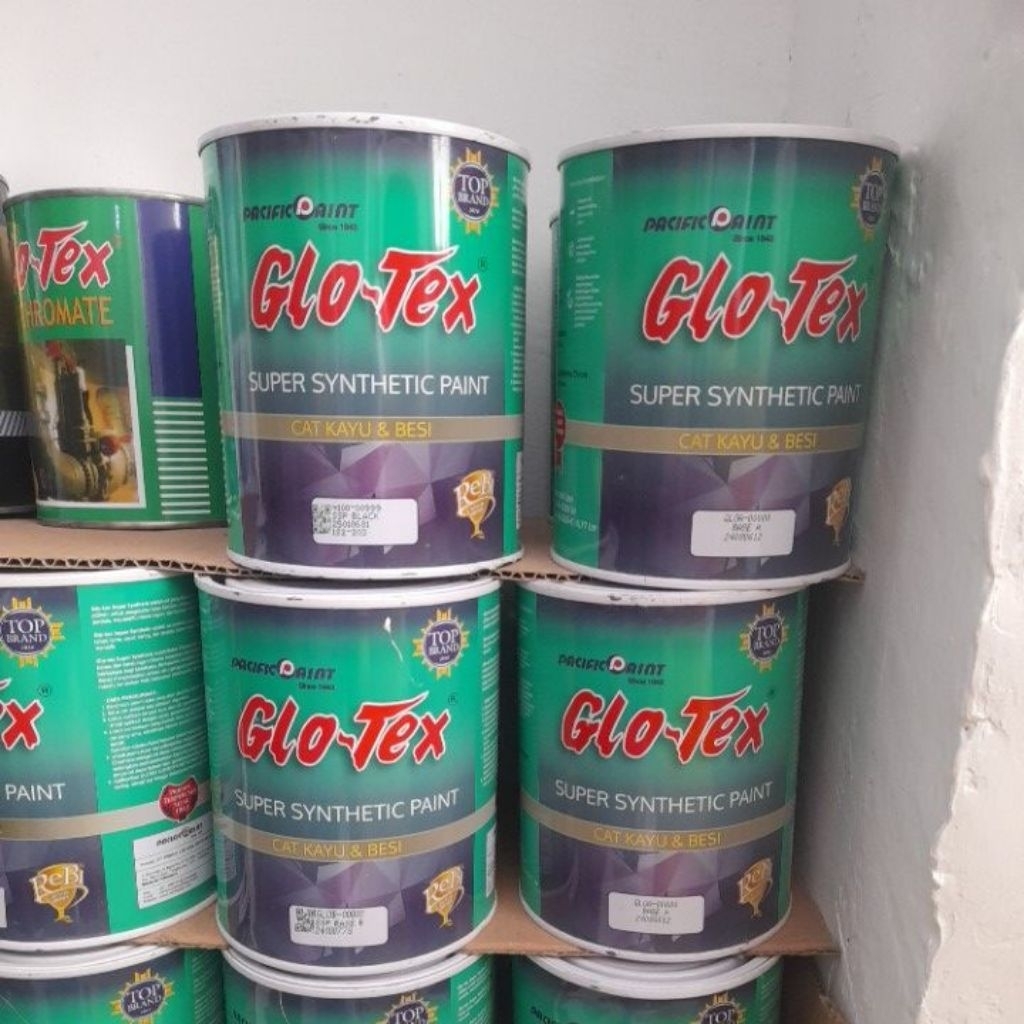 Cat Kayu dan Besi Warna Hitam dan Putih