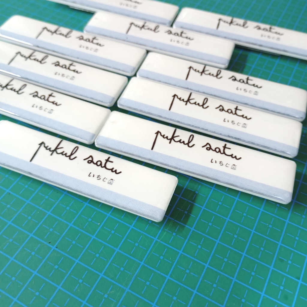 

PO 1 Hari. Name Dada Peniti Papan Nama Dada Akrilik Kuningan Stainless 2x8cm Resin Clear