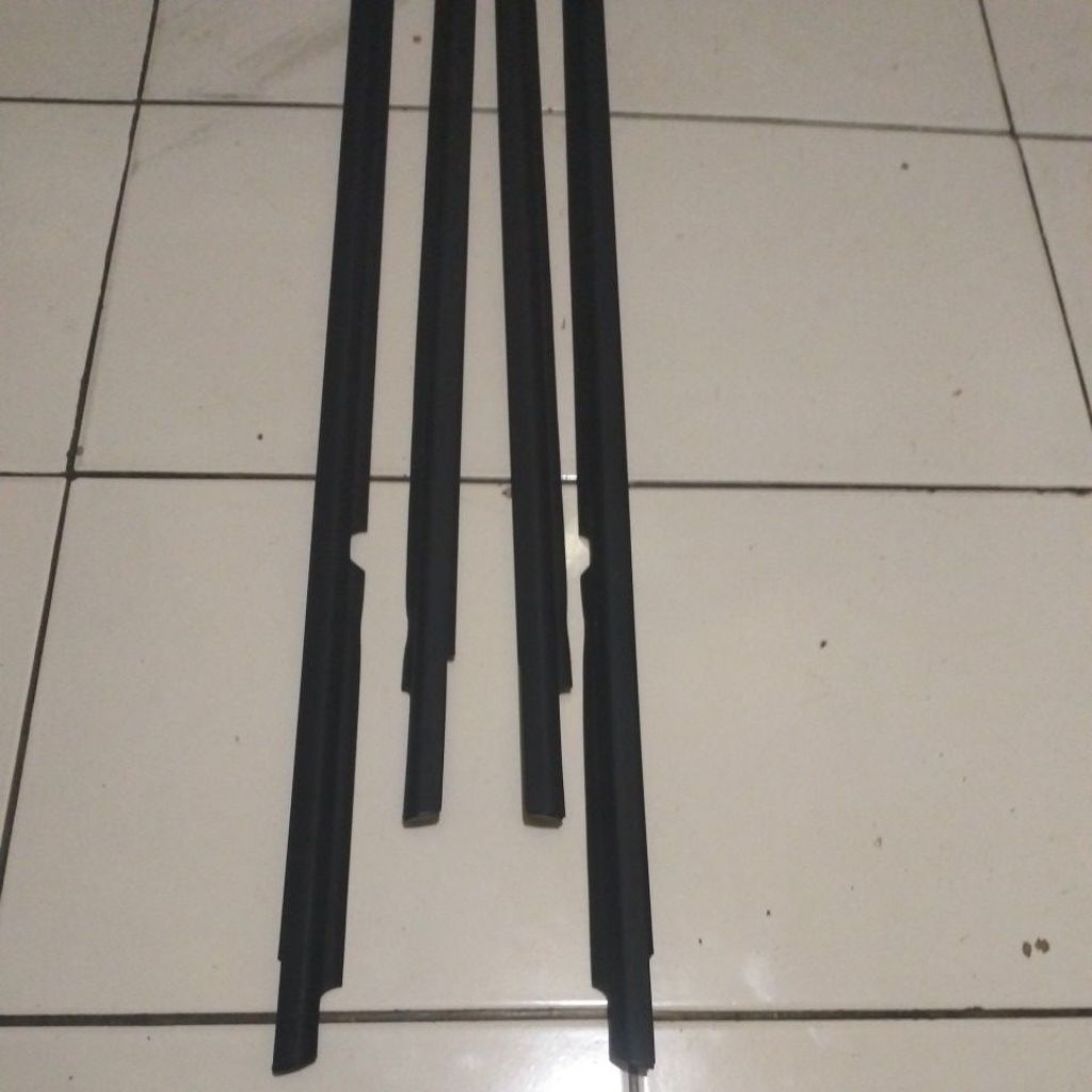 pelipit kaca luar innova hitam original