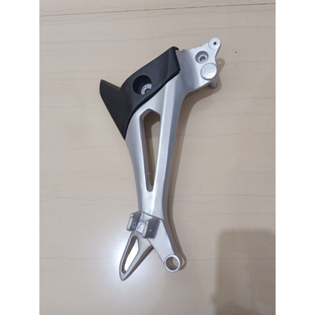FOOTSTEP KANAN PIJAKAN KAKI BELAKANG KANAN MOTOR SUPRA X 125 DOUBLE DISK