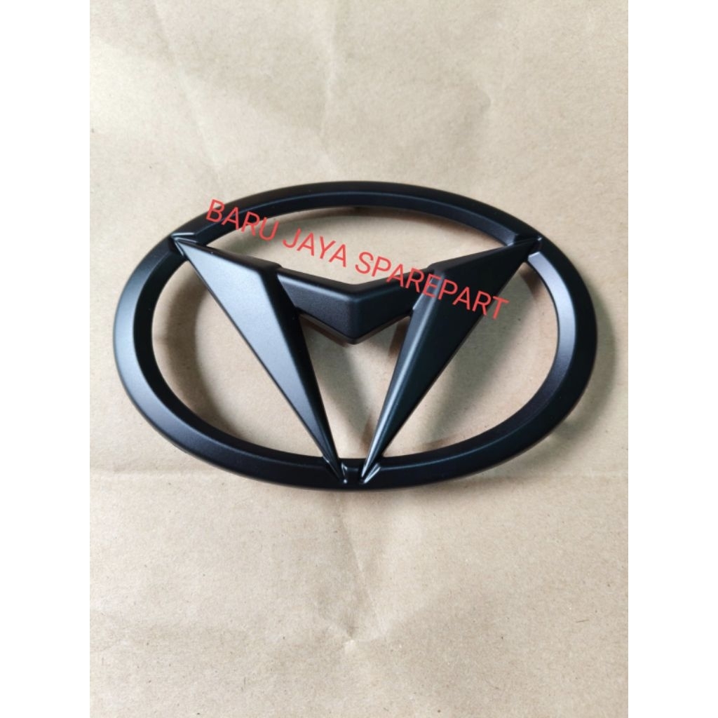 EMBLEM LOGO GRILL DEPAN AYLA DAIHATSU 2023/2025 HITAM DOFF