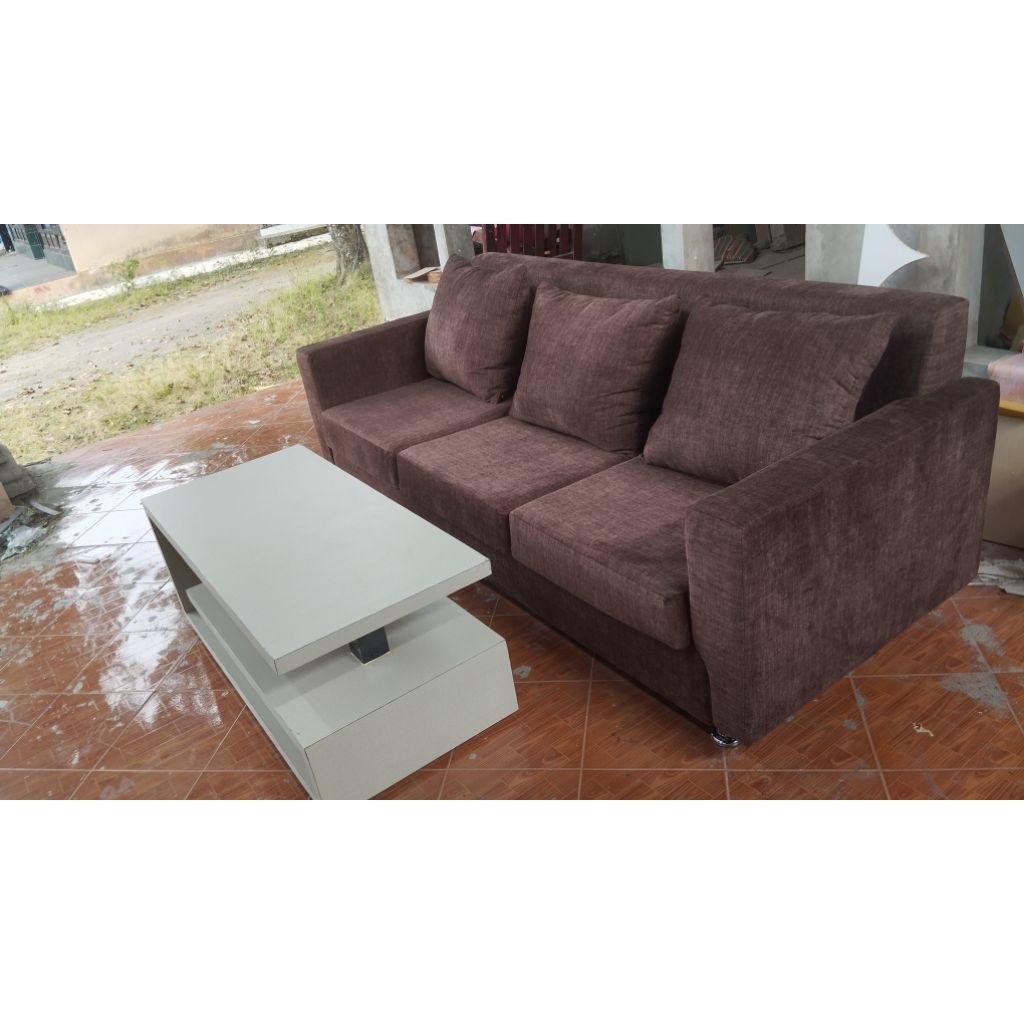 sofa santai depan tv