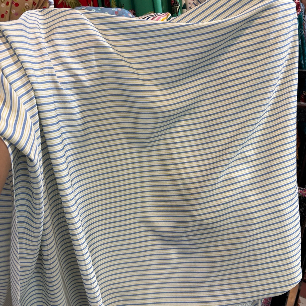 Kain Crepe Motif Garis  Biru Putih – Bahan Flowly, Tidak Menerawang, Cocok Baju Santai & Outer