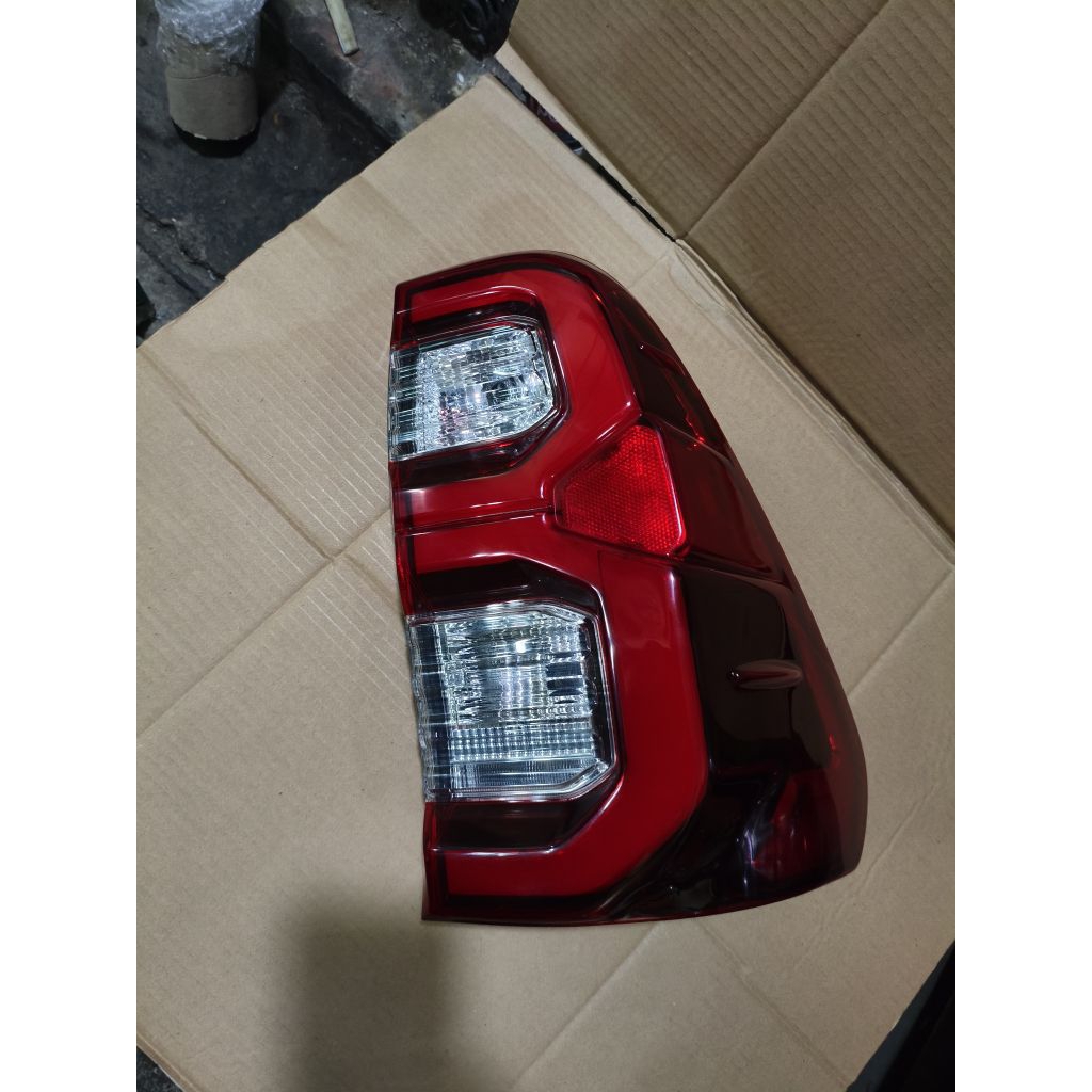 lampu belakang/stoplamp hilux rocco/hilux revo LED kanan original