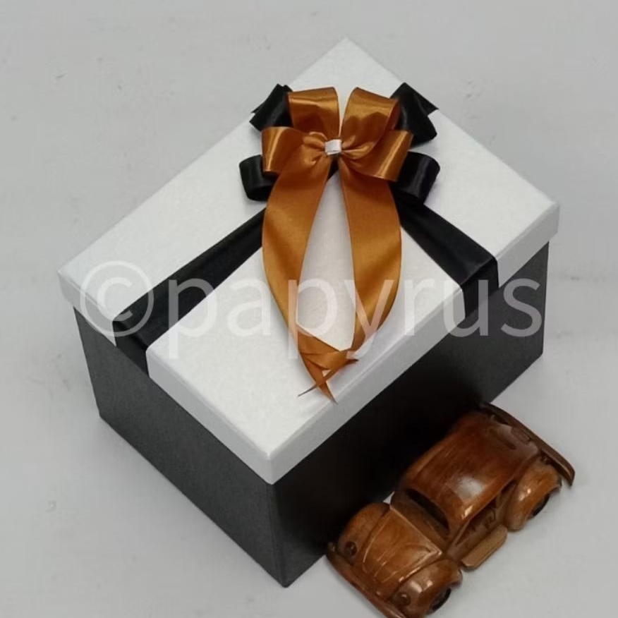 

PAPYRUS Kombinasi 15x20 Tinggi 15cm Kotak Kado Gift Box V2