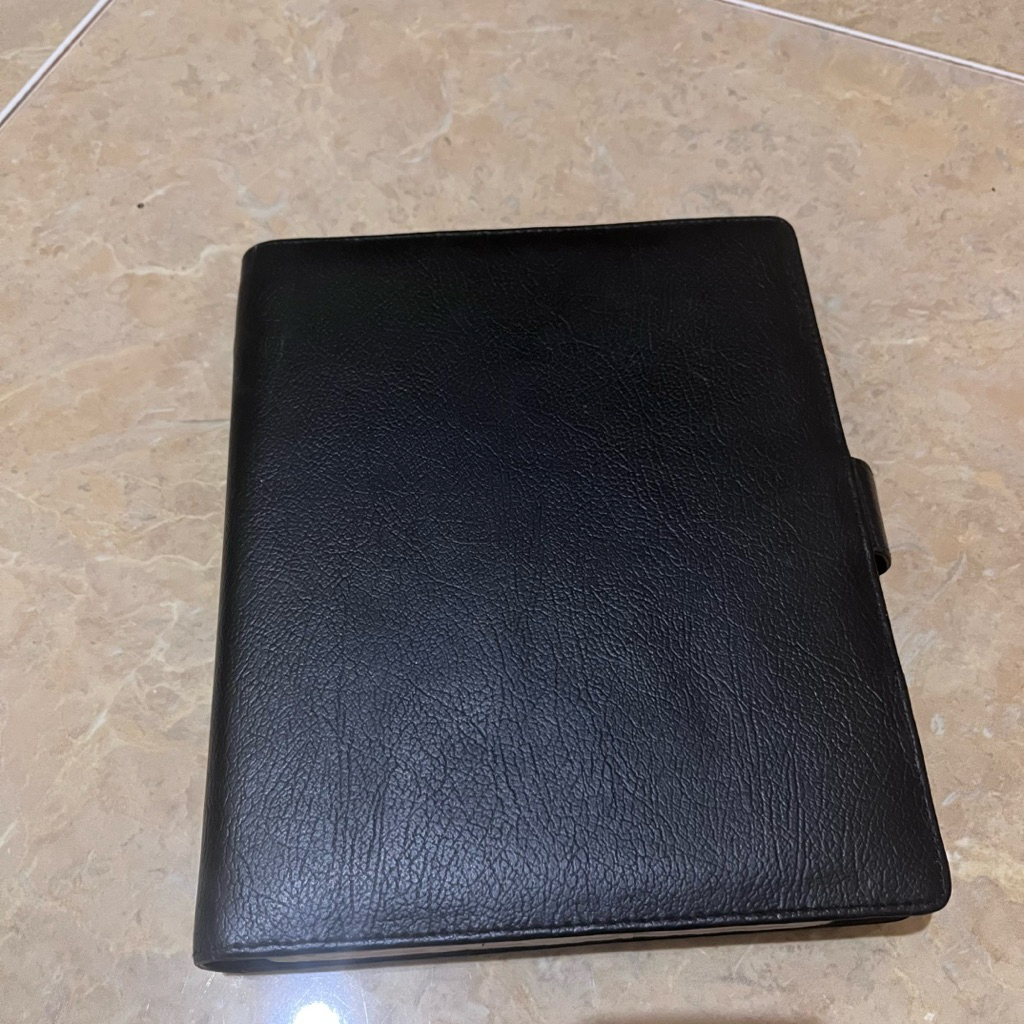 

Pweeloved˚ʚ♡ɞ˚ [PRELOVED] Binder Hitam A5 20 Ring Binder Kulit jeruk Magnet Binder Kuliah