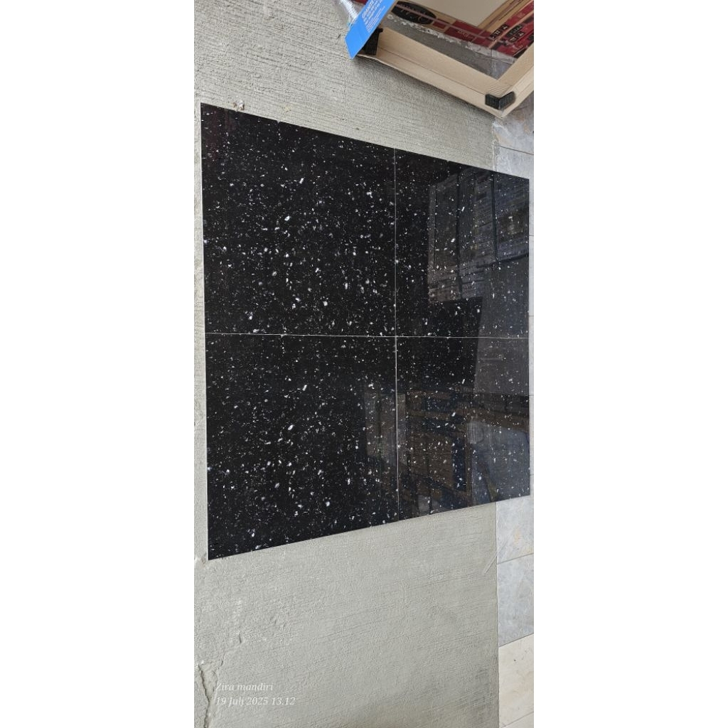 Granit VALDA 60 X 60 Palmier Silver Black Gloss