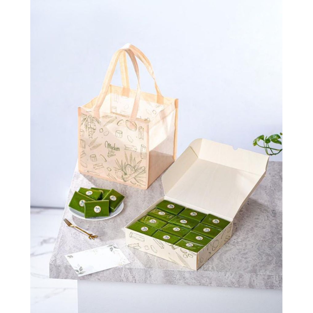 

Hampers Kue Pepe Madam Liu Isi 36 / Kue Ijo / hampers ulang tahun / daun suji / hampers happy birthday / best seller/trending / viral / gift box