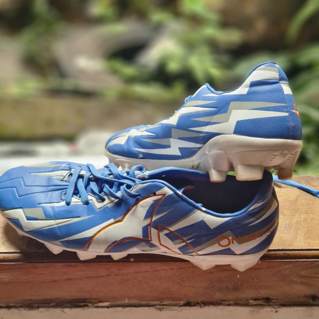 sepatu sepak bola ortuseight