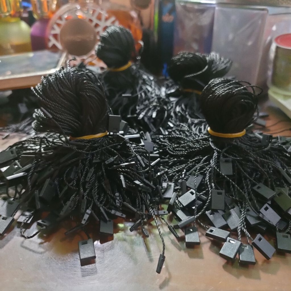 

Tali Hang Tag 200 Pcs ll Tali Hang Tag +/- 200 pcs Hitam Putih ll Tali Label Baju