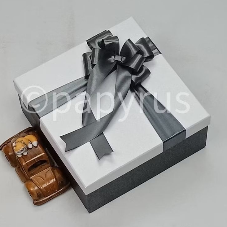 

PAPYRUS Kombinasi 22,5x22,5 Tinggi 10cm Kotak Kado Gift Box V2