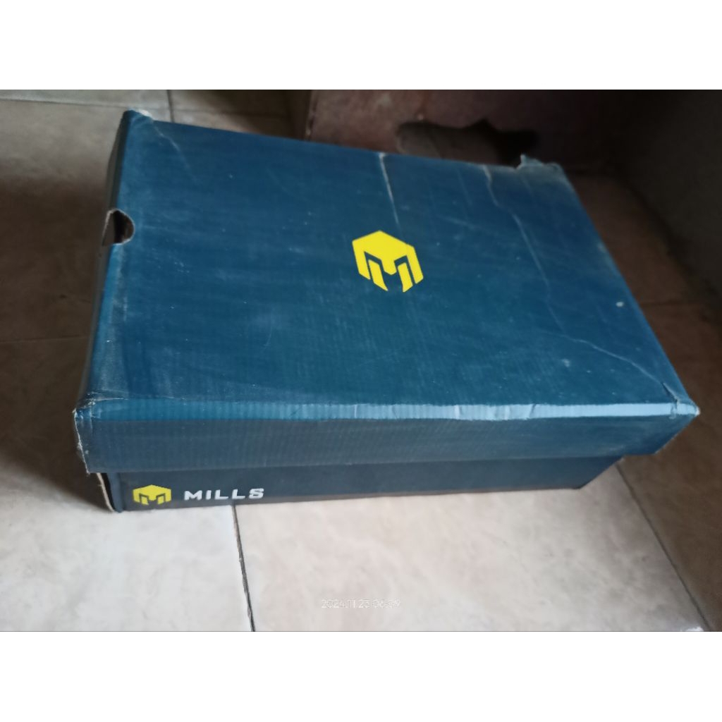 sepatu futsal mills triton sabre