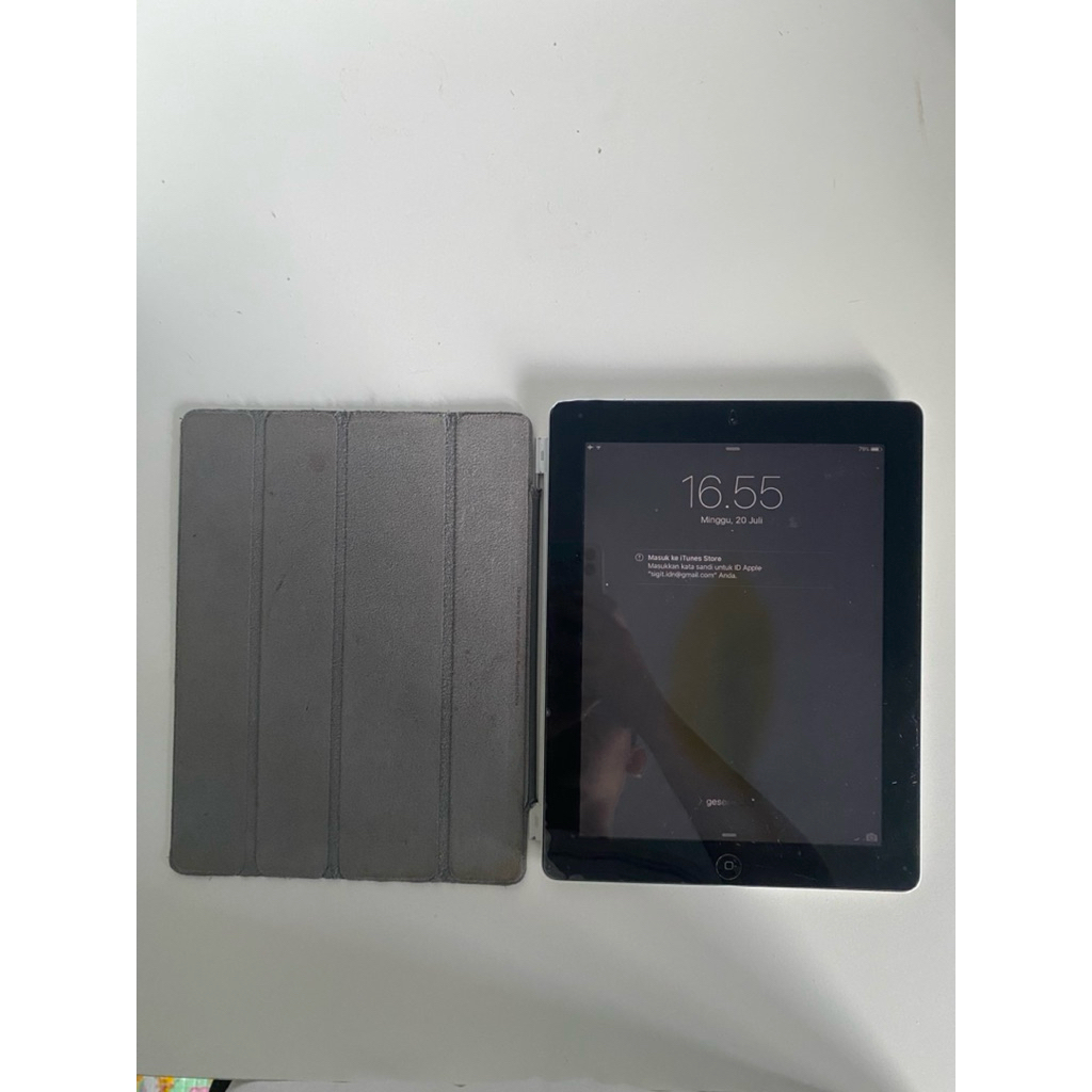 iPad 2 Second, bonus flip case, minus kabel charger mengelupas