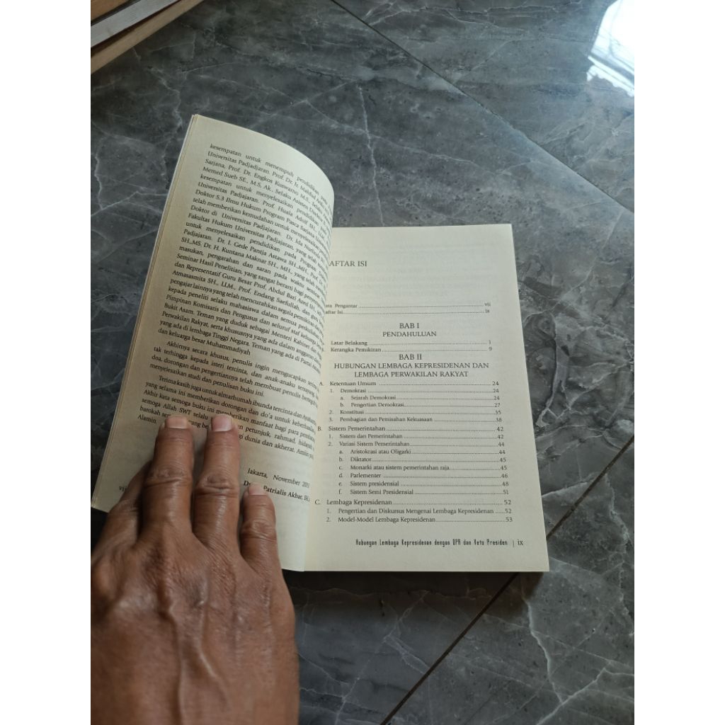 HUBUNGAN LEMBAGA KEPRESIDENAN DENGAN DEWAN PERWAKILAN RAKYAT DAN VETO PRESIDEN-Dr. H. Patrialis Akba