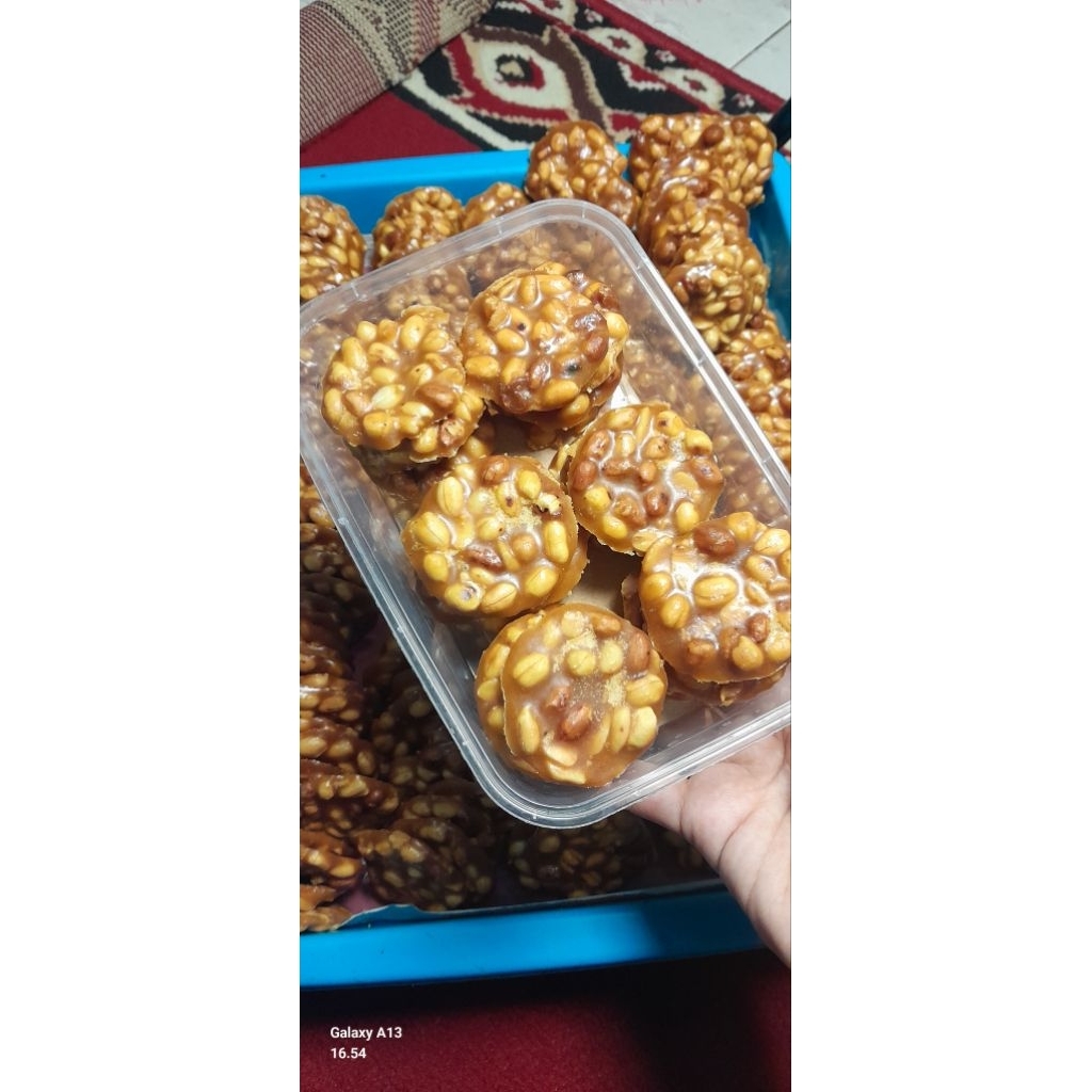

Promo kue tradisional kue kacang kalwa suuk 20rb isi 20 pcs