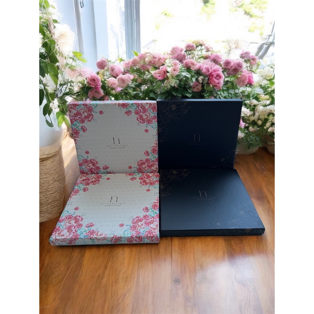 

Nurrizkavogue Hardbox Fullset Tebal Exclusive Premium Hijab Cantik dan Menarik Bisa Untuk Hampers