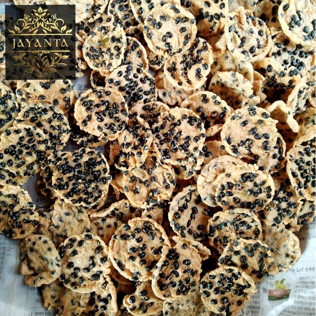 Cemilan peyek kedelai hitam kacang