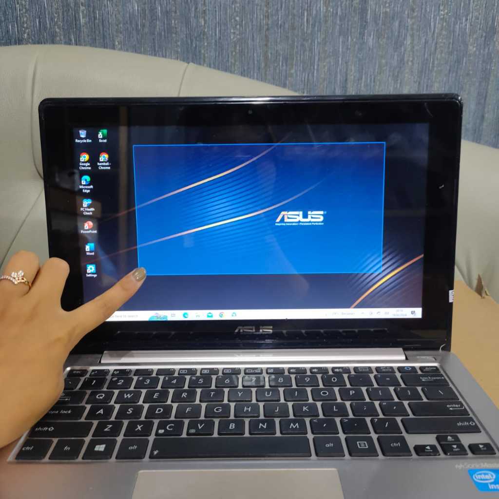 Notebook Asus X202EP, Celeron, Ram 4/500Gb, "Touchscreen", Lengkap, Black Gold, BERGARANSI