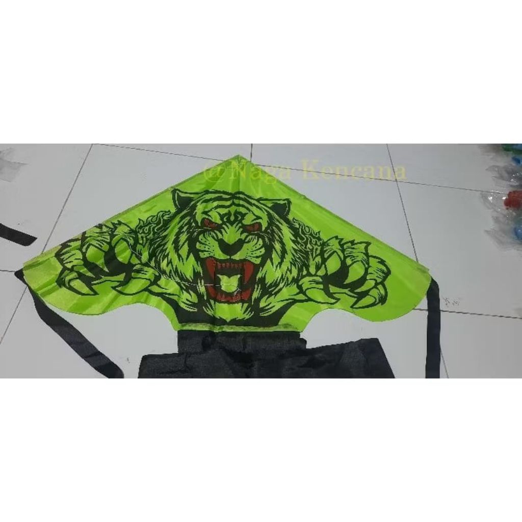 layangan karakter kain parasut macan