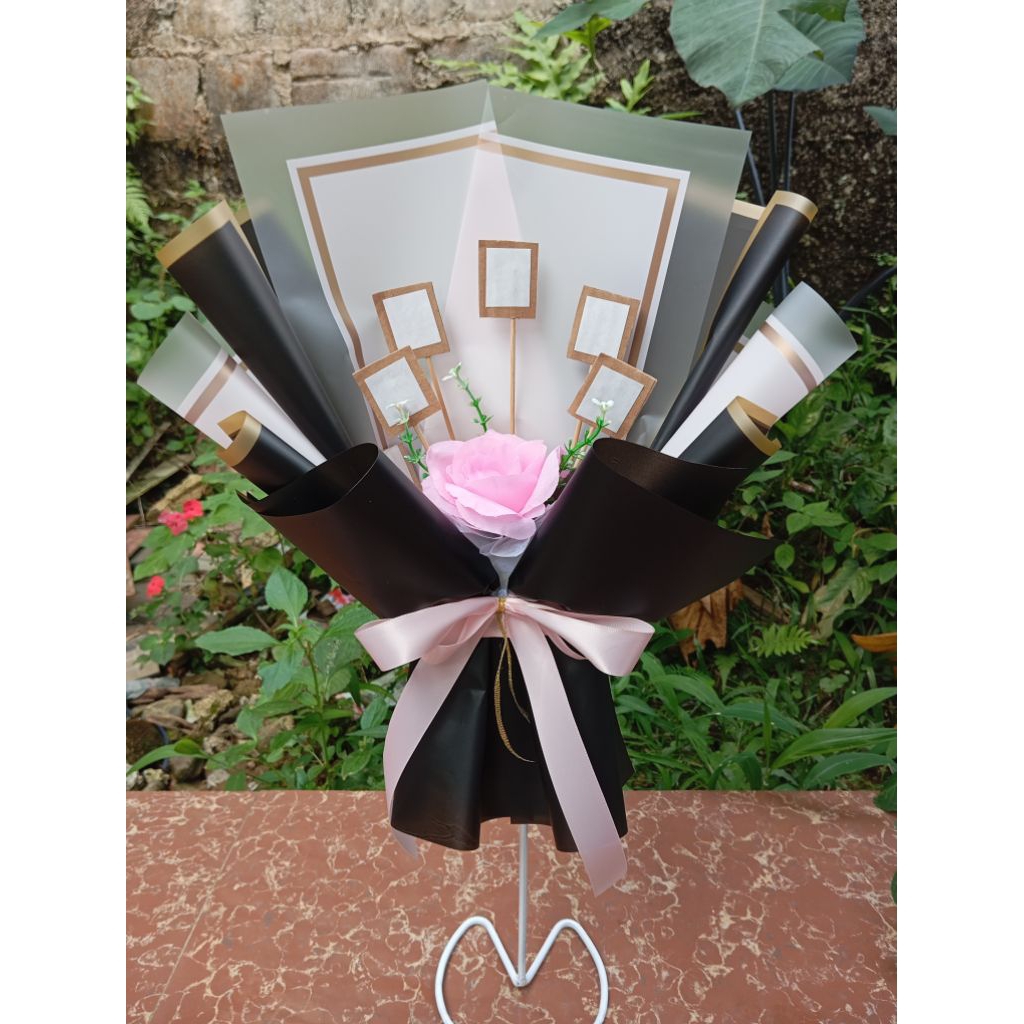 

Ready Buket Kosongan Snack/kopi/foto 5-10 slod mix warna hitam dan pink, cocok untuk Acara Wisuda dan perayaan lainya