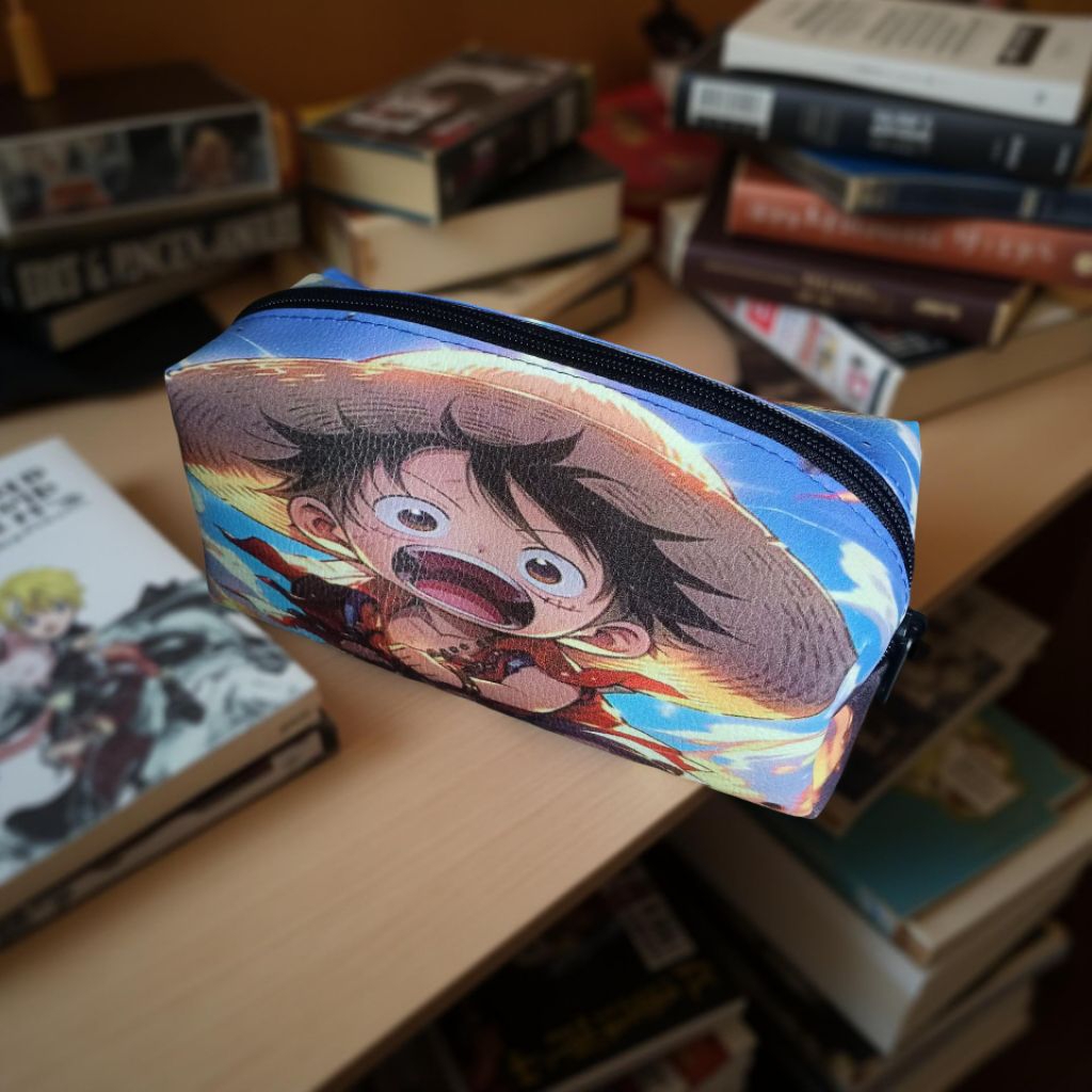 

Kotak Pensil Tahan Percikan, Tempat Pensil Motif Karakter One Piece Kode 03