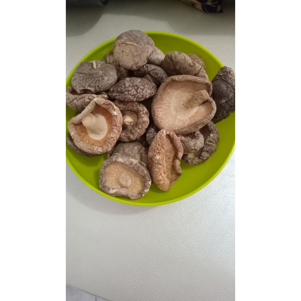 

Jamur Shiitake kering, yang juga dikenal sebagai Jamur Berangan atau Hioko. jamin enak wangi