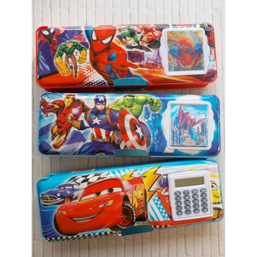 

(1PC) TEMPAT PENSIL CNX-811 MOTIF BOY / 2 PINTU MAGNET DAN KALKULATOR